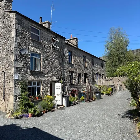 Number Two, Yard 12 بيت للعطل