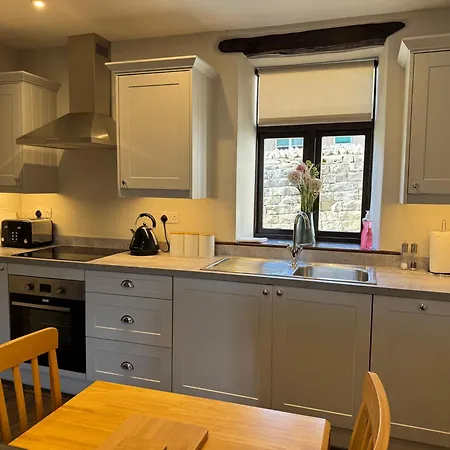 Number Two, Yard 12 بيت للعطل *