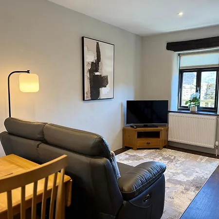 بيت للعطل Number Two, Yard 12 *