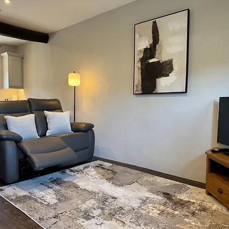 Number Two, Yard 12 بيت للعطل *